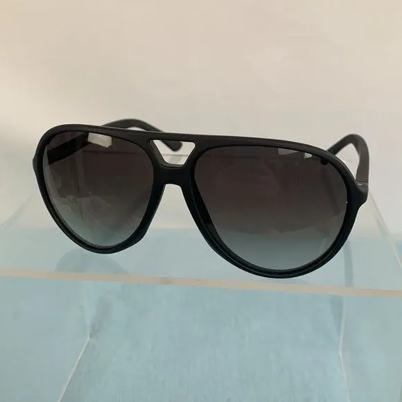 Gucciblack frame aviator with case