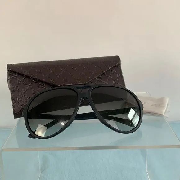 Gucciblack frame aviator with case